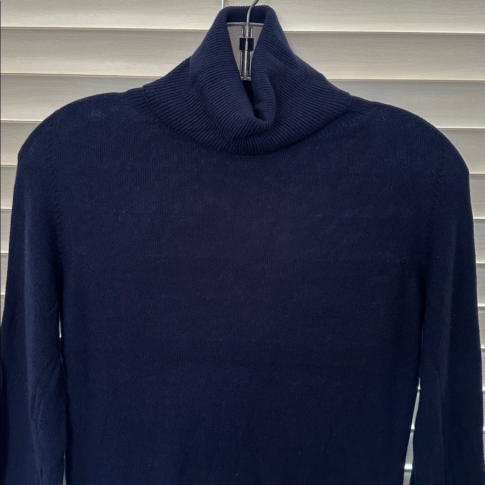 A Bundle of Three Turtleneck Top (Black) and Sweaters (Brown, Navy Blue) Size M - Picture 11 of 13